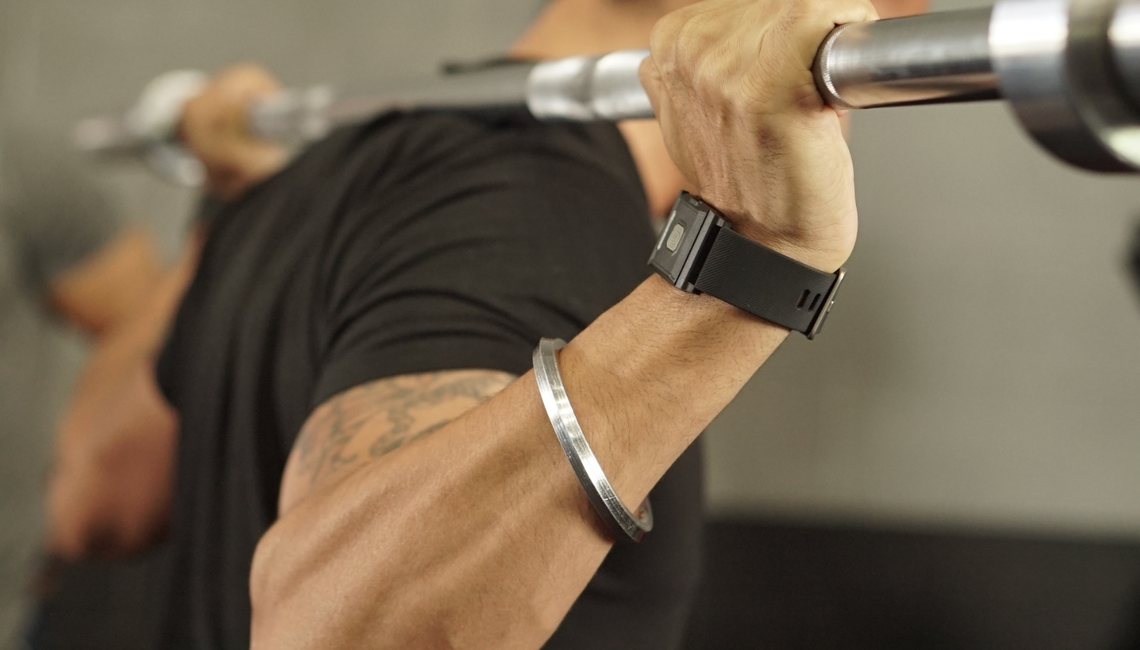 Personalized Performance: Customizing Strength Training with Smart Wearables